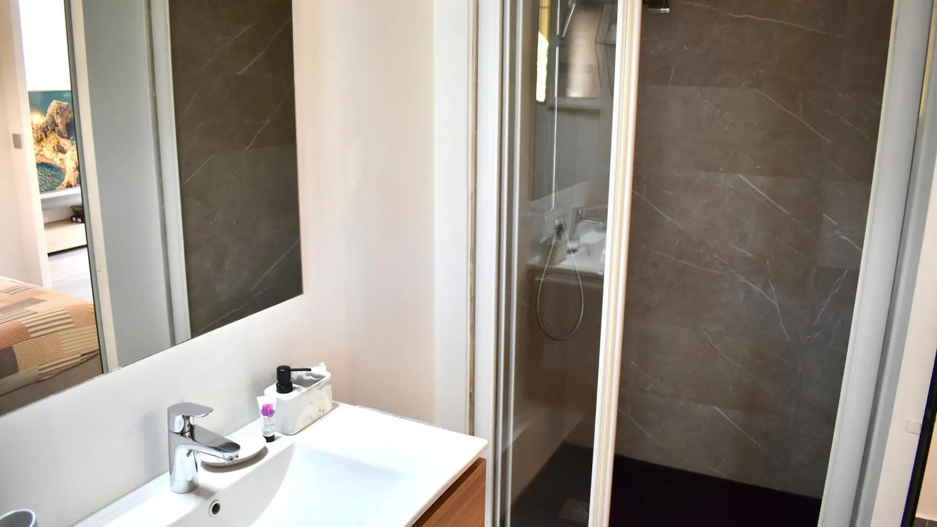 Magnifique Appartement 2 Pieces Au Calme Cannes